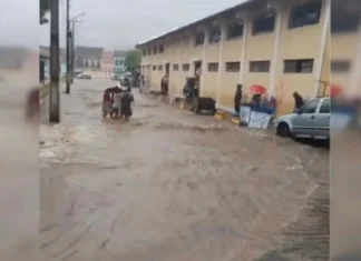 Chuvas fazem rio transbordar e provocam alagamentos em Cachoeira