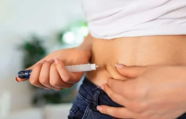 Menopausa pode ser a verdadeira responsável pelo seu ganho de peso e a caneta emagrecedora pode estar piorando isso