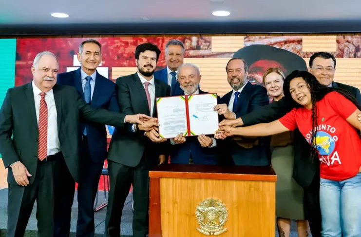 Lula sancionou lei que garante conta de luz gratuita para famílias de baixa renda, na quarta-feira, 8 de abril de 2025