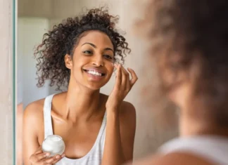 Dermatologista alerta que excesso de produtos na pele pode causar irritação e até comprometer resultados