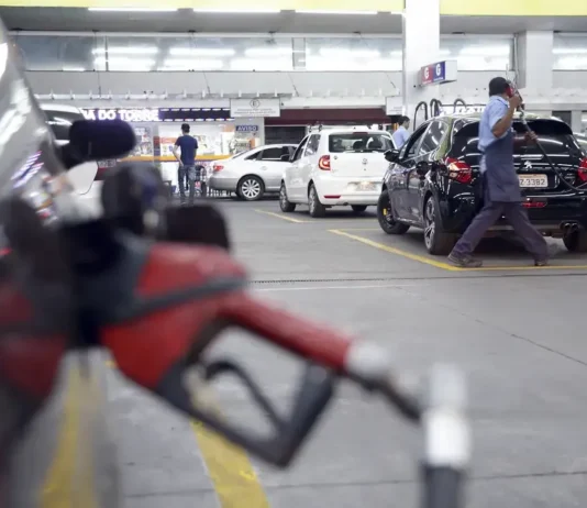 Vai faltar? Veja riscos aos combustíveis no Brasil com crise em Ormuz