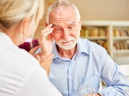 Exame de sangue para identificar Alzheimer avança e pode transformar diagnóstico da doença
