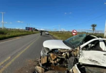 Acidente entre picape e caminhão deixa motorista ferido na BR-420