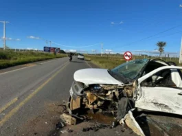 Acidente entre picape e caminhão deixa motorista ferido na BR-420