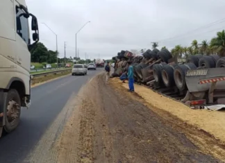 Após série de acidentes graves, carreta de soja tomba em trecho crítico da BR-324