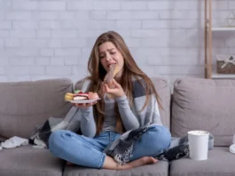 Comer no automático: como pular refeições e jantar tarde podem aumentar o risco de diabetes