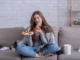 Comer no automático: como pular refeições e jantar tarde podem aumentar o risco de diabetes