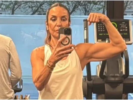 Aos 54 anos, Ivete Sangalo impressiona ao exibir braço musculoso em treino: ‘Bora virar a noite’