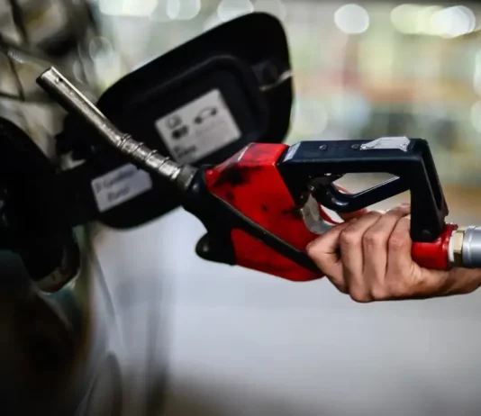 Diesel cai R$ 0,35 nas distribuidoras, mas preço segue igual na Bahia
