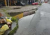 Moradores de Feira de Santana protestam contra rede de esgoto estourada em via de acesso a conjunto