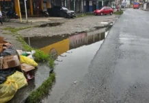 Moradores de Feira de Santana protestam contra rede de esgoto estourada em via de acesso a conjunto