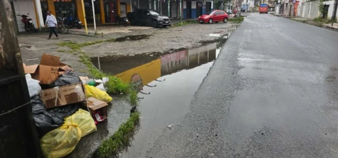 Rede-de-esgoto-a-ceu-aberto-na-Rua-L-do-Conjunto-Feira-X-1000x467-1