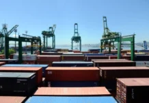 Especialistas avaliam efeitos do tarifaço na balança comercial brasileira