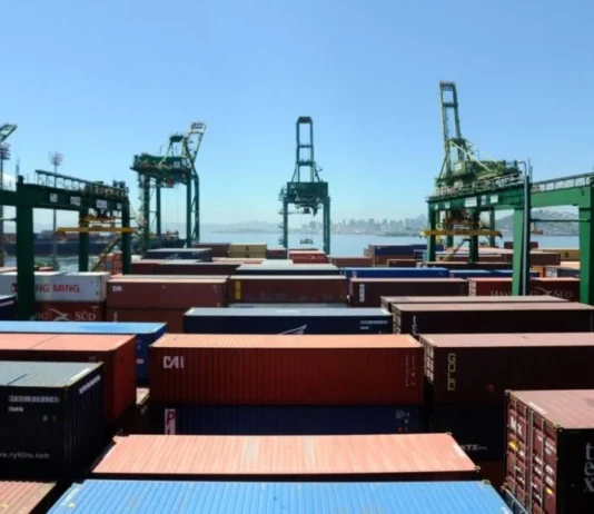 Especialistas avaliam efeitos do tarifaço na balança comercial brasileira