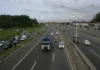 Afundamento em pista causa engarrafamento na BR-324, na Bahia