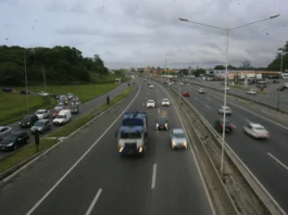 Afundamento em pista causa engarrafamento na BR-324, na Bahia