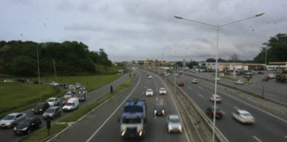 Afundamento em pista causa engarrafamento na BR-324, na Bahia