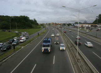 Afundamento em pista causa engarrafamento na BR-324, na Bahia