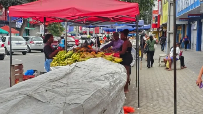 barracas-comerciantes-feirantes-rua-Marechal-Deodoro-em-Feira-de-Santana-foto-Paulo-Jose-Acorda-Cidade-01-1000x563-1