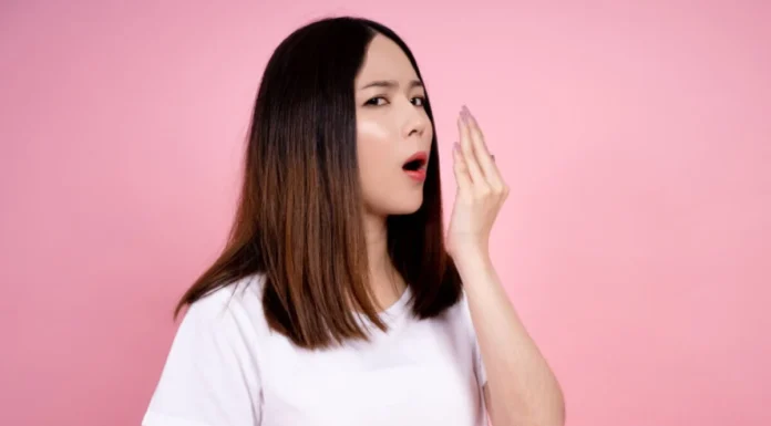 Por que jejum intermitente e dieta low carb podem causar mau hálito?