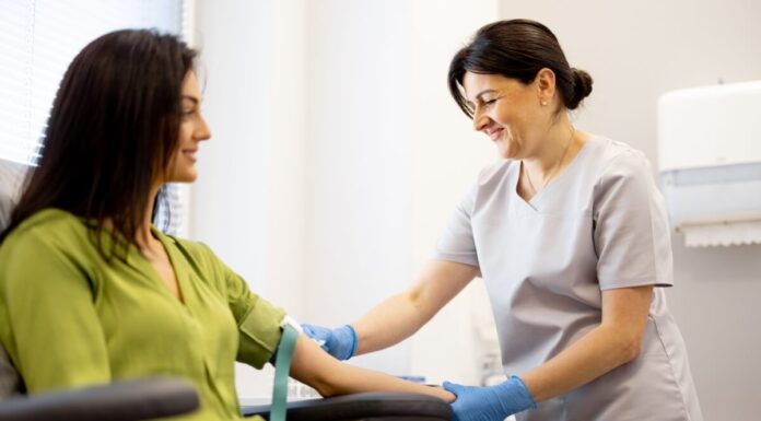 Exame de sangue alterado não significa doença: veja os erros mais comuns ao interpretar resultados