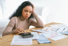 Mais da metade dos trabalhadores termina o mês sem dinheiro e estressada