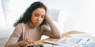 Mais da metade dos trabalhadores termina o mês sem dinheiro e estressada