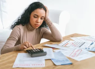 Mais da metade dos trabalhadores termina o mês sem dinheiro e estressada