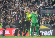 “Muito prejudicados”: Vasco se revolta com arbitragem contra o Vitória