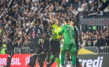 “Muito prejudicados”: Vasco se revolta com arbitragem contra o Vitória