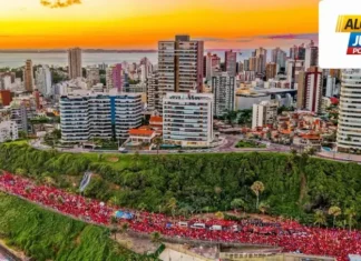 Carnaval vermelho: pela 8ª vez neste ano na Bahia, Lula faz caminhada às vésperas da eleição