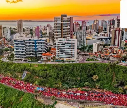 Carnaval vermelho: pela 8ª vez neste ano na Bahia, Lula faz caminhada às vésperas da eleição