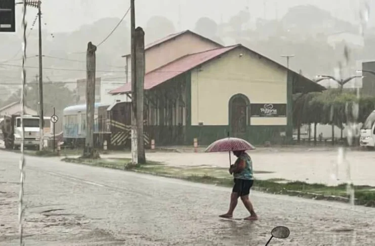 Quinta-feira (24) deve ser marcada por chuva isolada e trovoadas em regiões da Bahia