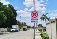 Fiscalização rigorosa: SMT enquadra tráfego e parada irregular de caminhões em Feira de Santana