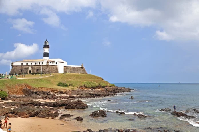 area-exclusiva-para-banhistas-comecou-a-ser-implementada-no-porto-da-barra-3399204-article
