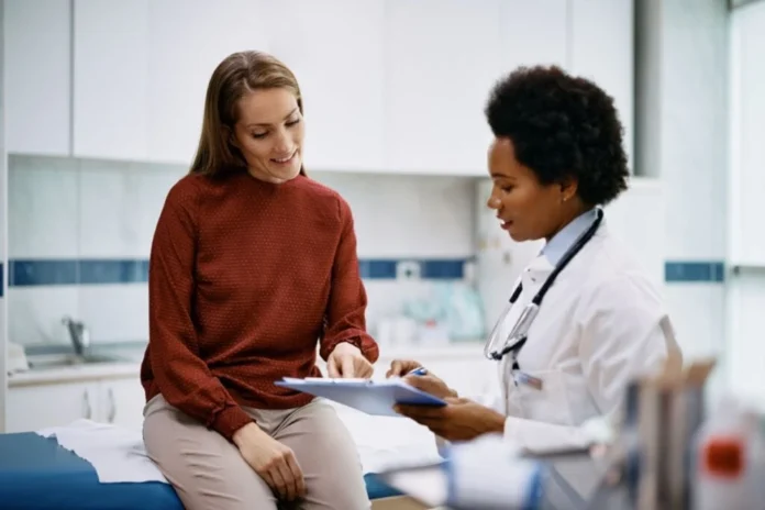 edicasee-importante-consultar-um-medico-ao-identificar-os-sintomas-do-avc-imagem-drazen-zigic-shutterstock-clh8p534v8o