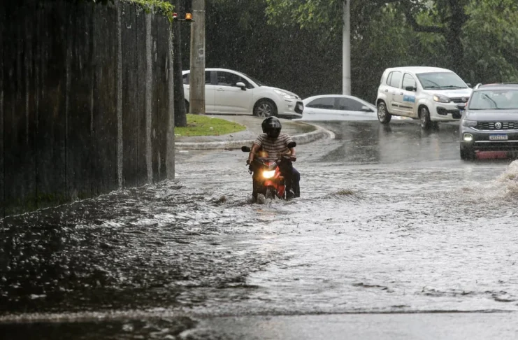 Temporal na Bahia: Inmet faz alerta para fortes chuvas e vendaval em mais de 300 municípios